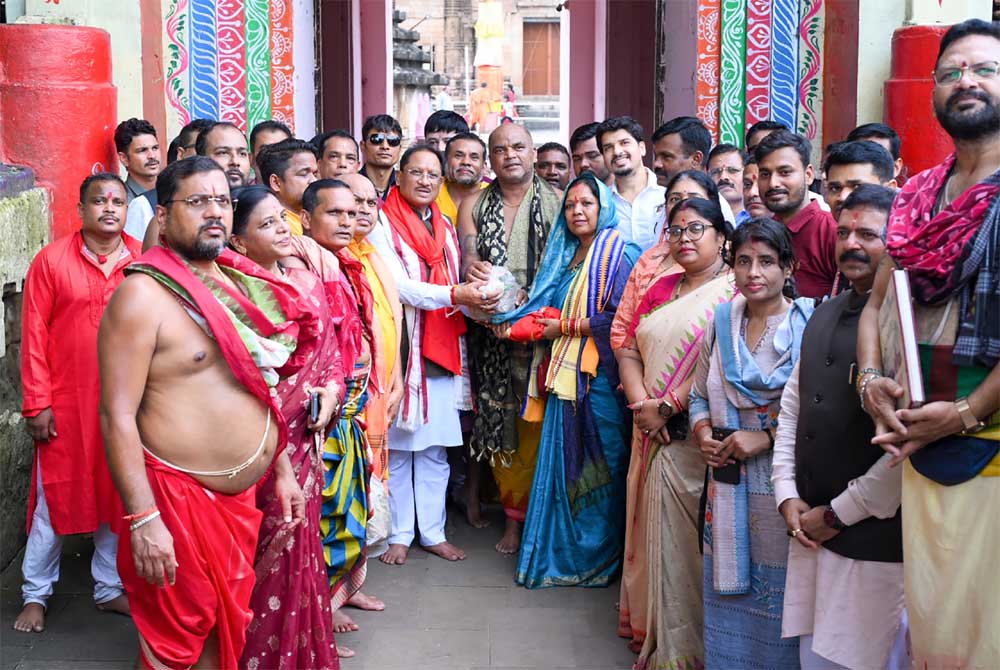 मुख्यमंत्री साय ने लिंगराज मंदिर में सपत्नीक की पूजा-अर्चना