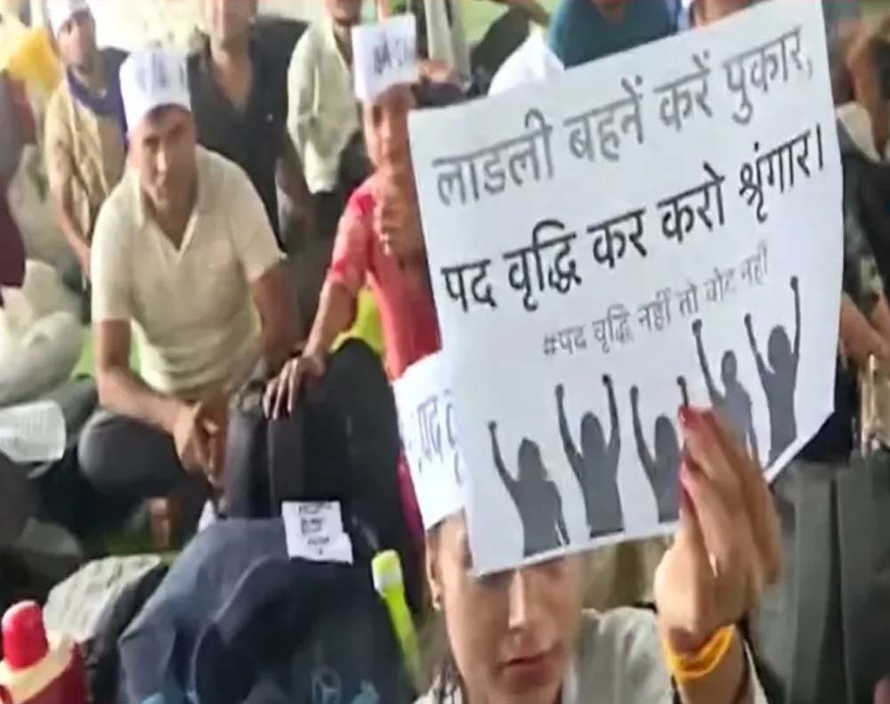 हजारों शिक्षकों का भोपाल में प्रदर्शन, नीलम पार्क में अनिश्चितकालीन धरना शुरू