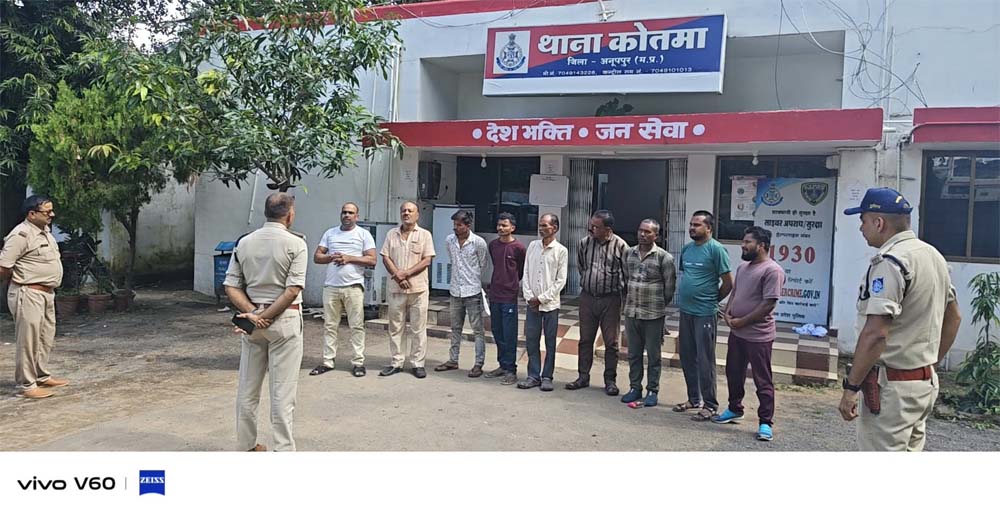 थाना क्षेत्र के निगरानी एवं गुंडा बदमाशो की थाना कोतमा पुलिस द्वारा कराई गई परेड*