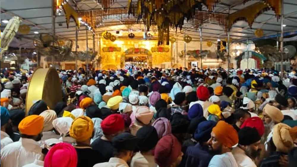 प्रकाश पर्व पर रोशनी से जगमगाया गोल्डन टेंपल, हरिमंदिर साहिब में उमड़ी भारी भीड़