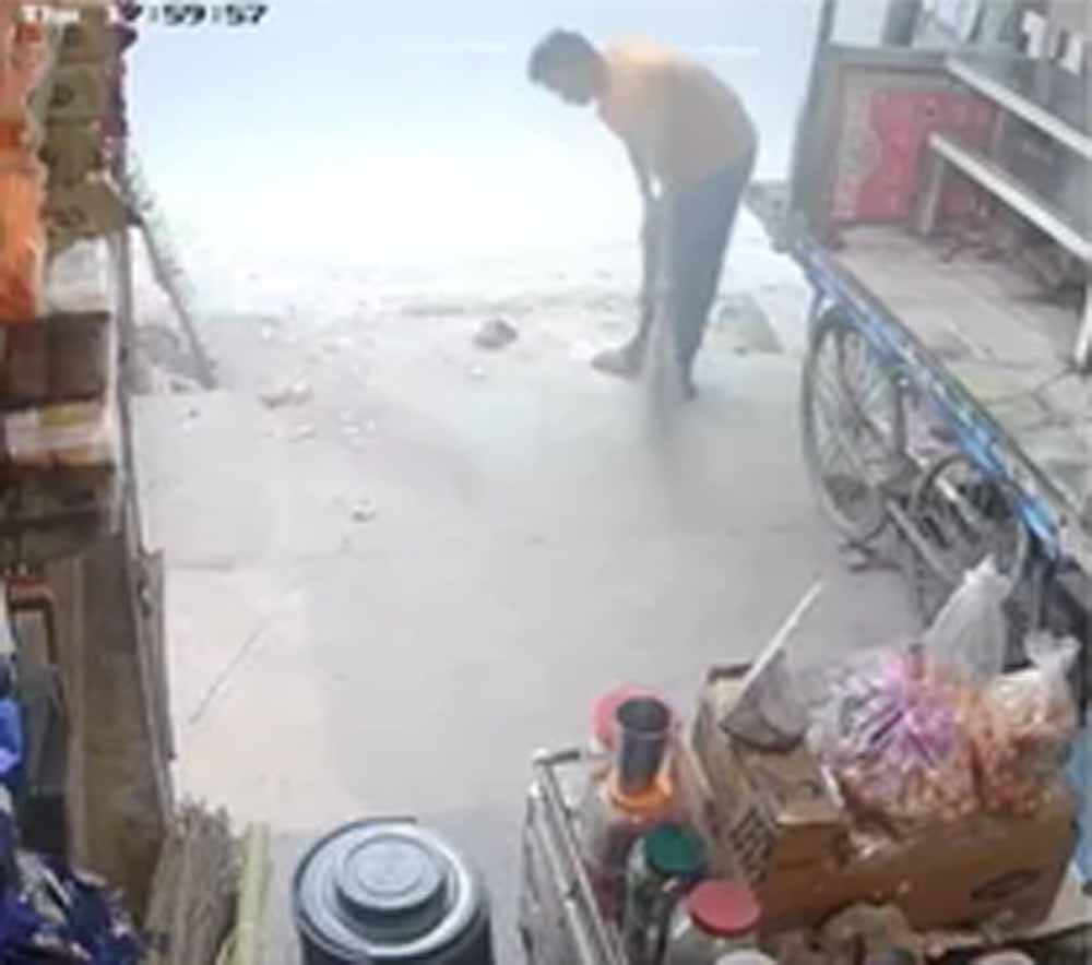 दुकान में सफाई कर रहा था युवक, सिरफिरे ने रॉड से हमला कर उतारा मौत के घाट