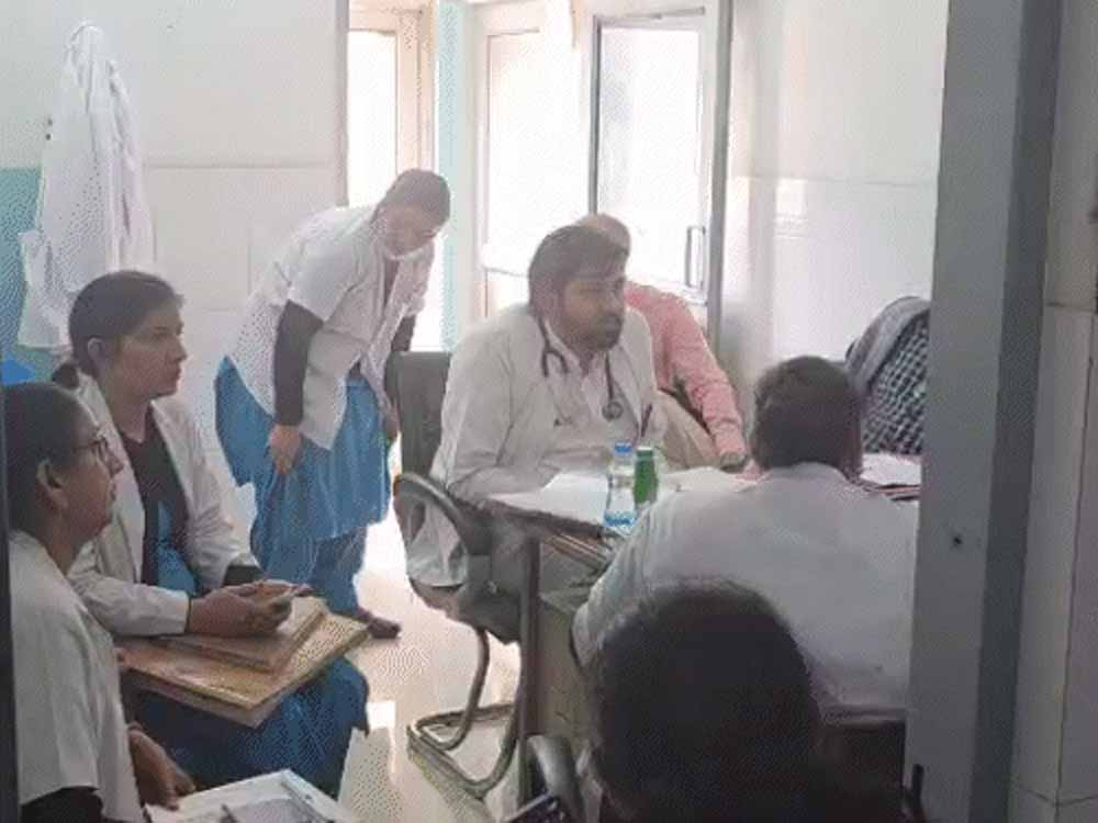 अस्पताल में SMO से मारपीट का मामला, रेडियोग्राफर की पहले की लापरवाही भी आई सामने अस्पताल में SMO से मारपीट का मामला, रेडियोग्राफर की पहले की लापरवाही भी आई सामने