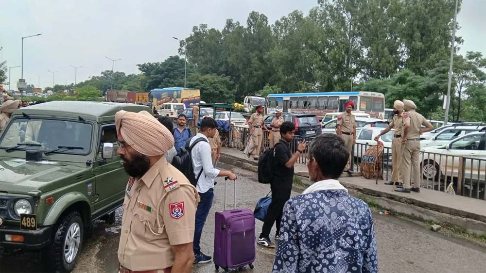 LPU में बढ़ी सुरक्षा, वरिष्ठ पुलिस अफसरों ने संभाला मोर्चा; DGP की चेतावनी LPU में बढ़ी सुरक्षा, वरिष्ठ पुलिस अफसरों ने संभाला मोर्चा; DGP की चेतावनी