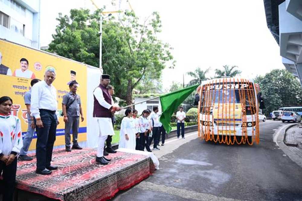 "माँ तुझे प्रणाम" योजना के तहत भ्रमण के लिये आए युवाओं से किया संवाद
