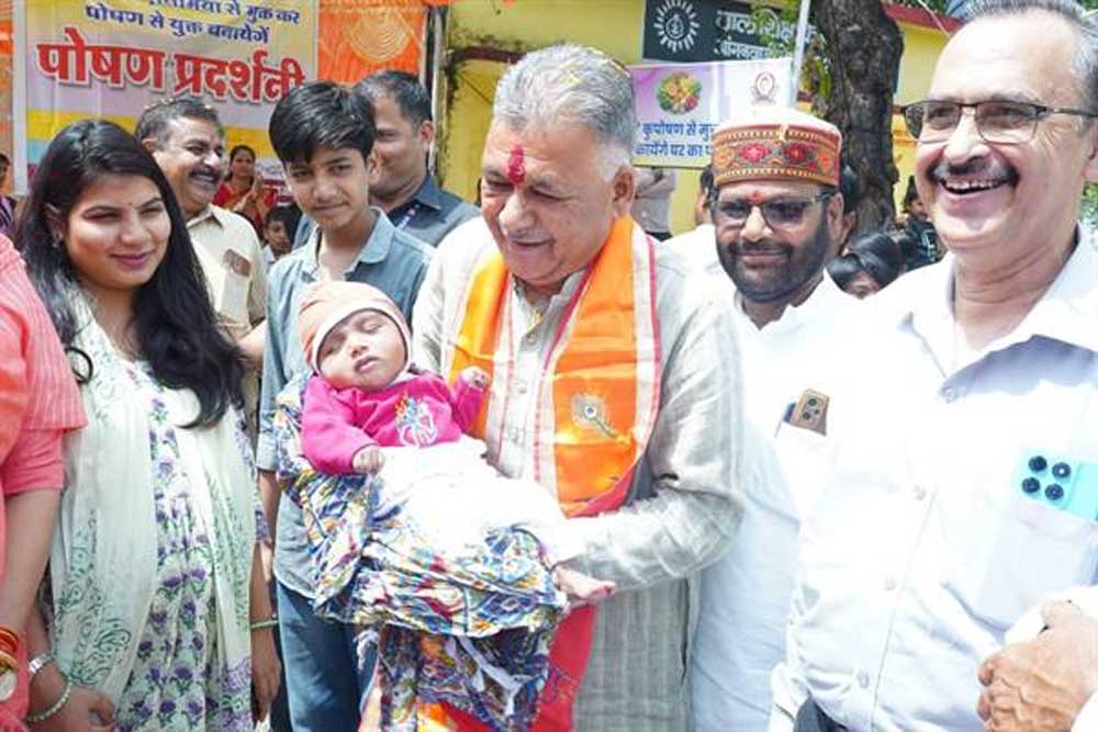 मंत्री परमार ने बच्चों एवं माताओं से किया आत्मीय संवाद मंत्री परमार ने बच्चों एवं माताओं से किया आत्मीय संवाद