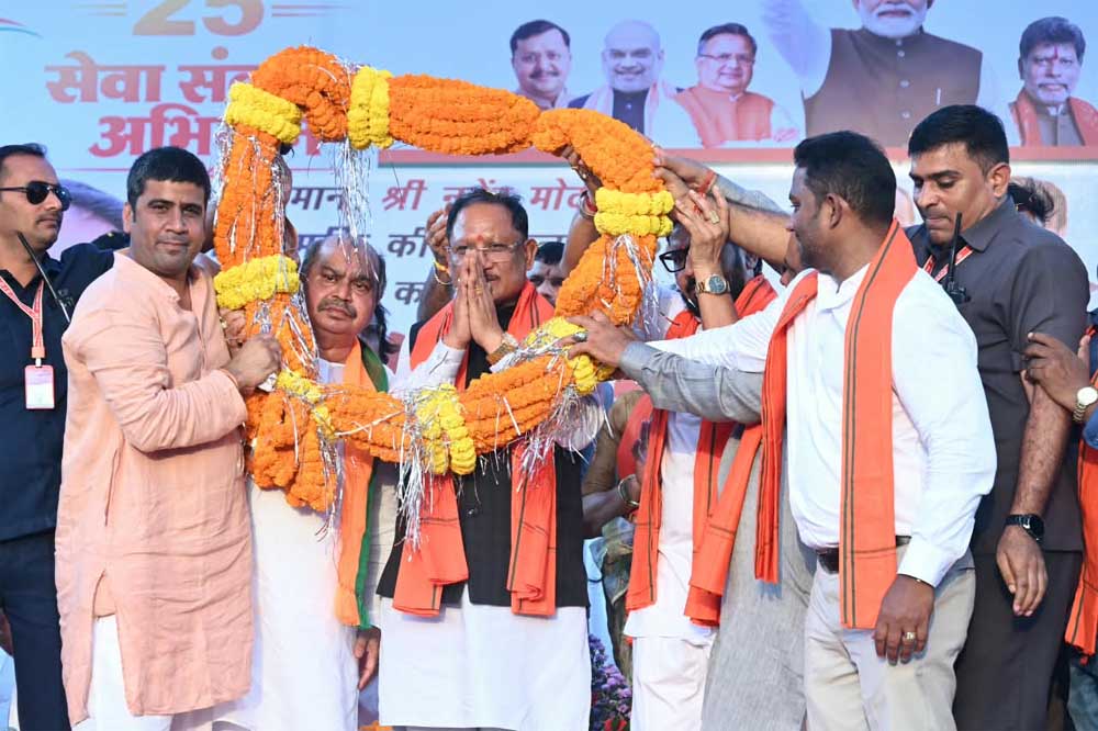 मुख्यमंत्री विष्णुदेव साय देवेंद्र नगर चौक से लाल चौक तक नशामुक्ति पदयात्रा में हुए शामिल
