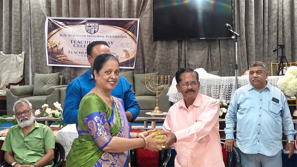 एच.डी. शेफर मेमोरियल फाउंडेशन के शिक्षक दिवस समारोह में सम्मानित हुए शिक्षक, पियून और रसोइये एच.डी. शेफर मेमोरियल फाउंडेशन के शिक्षक दिवस समारोह में सम्मानित हुए शिक्षक, पियून और रसोइये