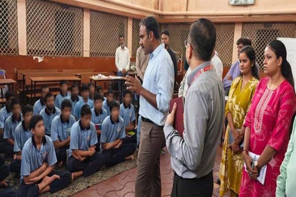 महिला एवं बाल विकास आयुक्त संदीप ने इंदौर में बाल संस्थाओं का किया निरीक्षण
