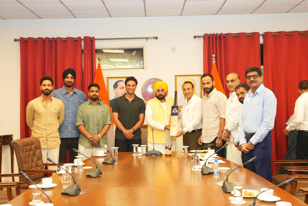 शेर-ए-पंजाब ट्वेंटी-20 लीग के ऐलान के मौके पर स्टार खिलाड़ी अभिषेक शर्मा, अर्शदीप सिंह, प्रभसिमरन सिंह और रमनदीप सिंह रहे मौजूद शेर-ए-पंजाब ट्वेंटी-20 लीग के ऐलान के मौके पर स्टार खिलाड़ी अभिषेक शर्मा, अर्शदीप सिंह, प्रभसिमरन सिंह और रमनदीप सिंह रहे मौजूद