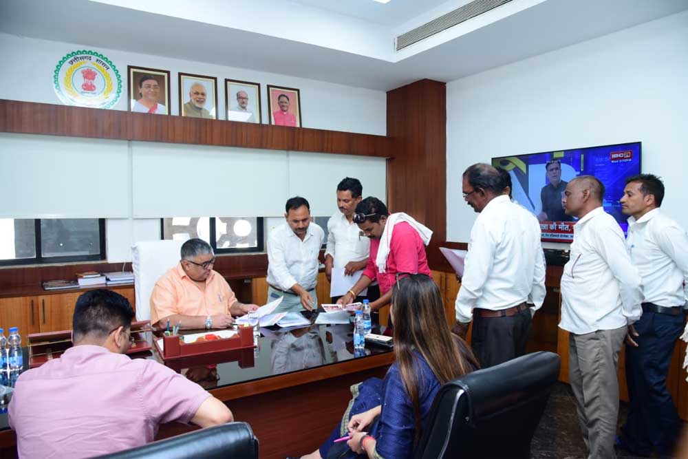 पर्यटन एवं संस्कृति मंत्री राजेश अग्रवाल ने मंत्रालय स्थित कार्यालय में आगंतुकों से की मुलाकात