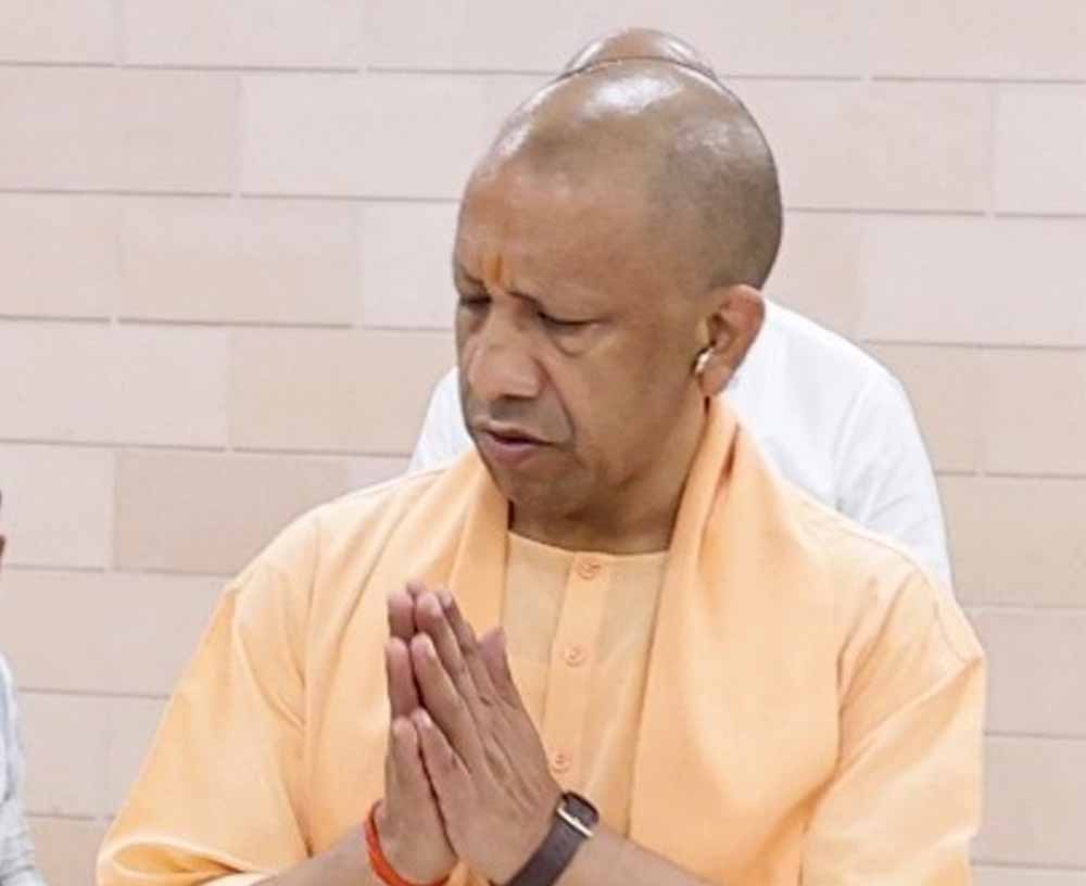 सीएम योगी ने दो परिवारों को दी आर्थिक सहायता