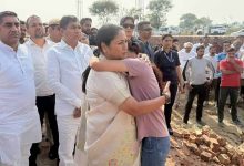 जागृति मिश्रा से मिलीं रेखा गुप्ता और स्वाति मालीवाल, गौशाला के लिए ₹20 लाख की मदद का ऐलान