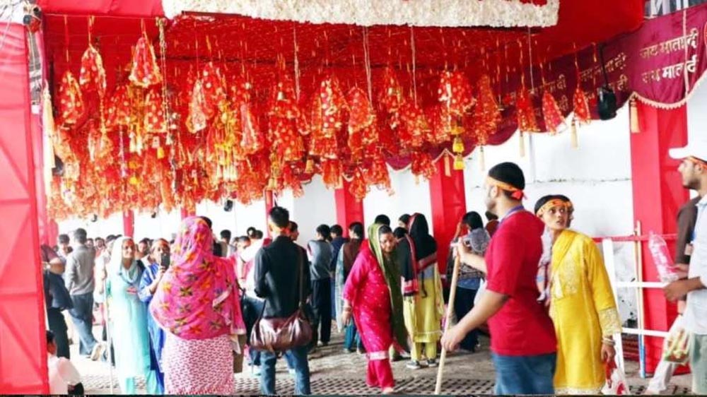 महाभारत कालीन मान्यता वाले माता वैष्णो देवी मंदिर में नवरात्र की धूम, दूर-दराज से पहुंच रहे भक्त महाभारत कालीन मान्यता वाले माता वैष्णो देवी मंदिर में नवरात्र की धूम, दूर-दराज से पहुंच रहे भक्त