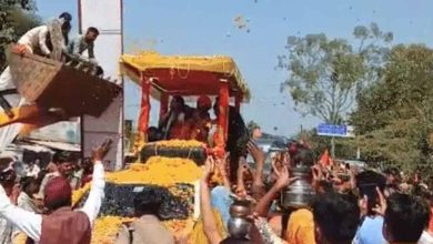 बागेश्वर धाम की हिंदू-सनातन एकता रथयात्रा में बुलडोजर से बरसे फूल, धीरेंद्र शास्त्री ने दिया एकता का संदेश बागेश्वर धाम की हिंदू-सनातन एकता रथयात्रा में बुलडोजर से बरसे फूल, धीरेंद्र शास्त्री ने दिया एकता का संदेश