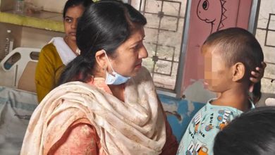 तीन साल के मासूम से क्रूरता पर बाल आयोग सख्त अस्पताल मिलने पहुंची आयोग की अध्यक्ष