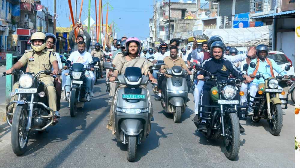 सूरजपुर में सड़क सुरक्षा का संदेश लेकर दौड़े 800 प्रतिभागी, मंत्रियों ने भी निकाली बाइक रैली सूरजपुर में सड़क सुरक्षा का संदेश लेकर दौड़े 800 प्रतिभागी, मंत्रियों ने भी निकाली बाइक रैली