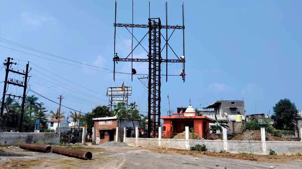 रायपुर के फुंडहर खेल मैदान में निजी होर्डिंग लगाने का विरोध, सुरक्षा मानकों पर उठे सवाल