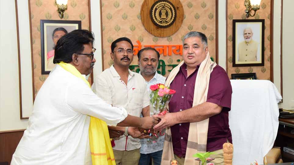 पर्यटन मंत्री राजेश अग्रवाल ने नागरिकों से की मुलाकात, समस्याओं के निराकरण के लिए अधिकारियों को दिए निर्देश