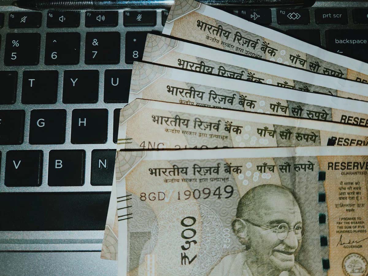शेयर बाजार में गिरावट के बीच FD बनी सहारा, स्मॉल फाइनेंस बैंक दे रहे 8.25% तक ब्याज