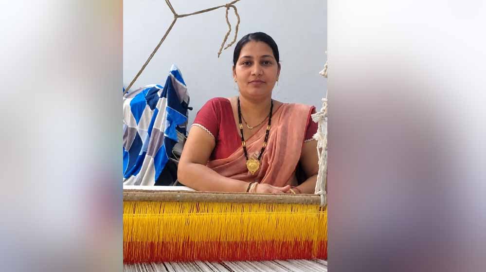 उन्नत उपकरण सहायता योजना से टोकेश्वरी साहू को मिली राहत, बुनाई का काम हुआ आसान