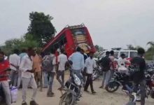 उज्जैन-आगर मार्ग पर दर्दनाक हादसा, पुलिया से उतरकर पलटी यात्री बस, दो लोगों की दबकर मौत