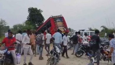 उज्जैन-आगर मार्ग पर दर्दनाक हादसा, पुलिया से उतरकर पलटी यात्री बस, दो लोगों की दबकर मौत