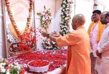 हरीश द्विवेदी के गांव पहुंचे मुख्यमंत्री, दिवंगत माता को दी श्रद्धांजलि