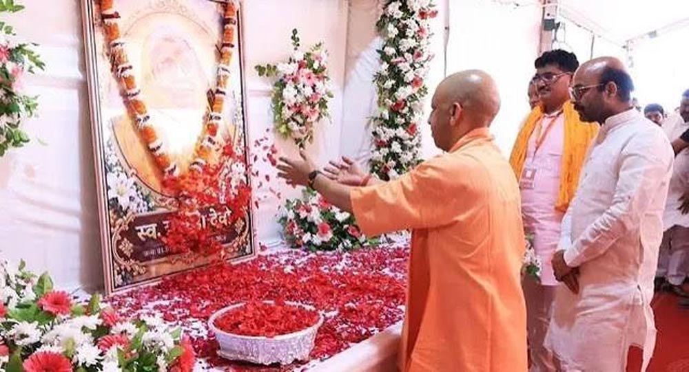 हरीश द्विवेदी के गांव पहुंचे मुख्यमंत्री, दिवंगत माता को दी श्रद्धांजलि