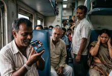 रेल यात्रा में फोन पर तेज आवाज में वीडियो देखना पड़ सकता है महंगा, दक्षिण रेलवे ने जारी की सख्त चेतावनी