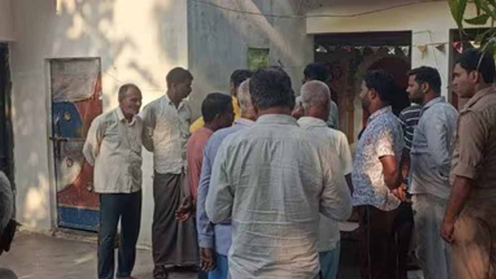 मंदिर में दो साधुओं की दर्दनाक मौत, तख्त से बांधकर जलाने का आरोप