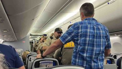United Airlines Flight: महिला यात्री के सामने अश्लील हरकत का आरोप, बिना सजा विमान से उतरा शख्स United Airlines Flight: महिला यात्री के सामने अश्लील हरकत का आरोप, बिना सजा विमान से उतरा शख्स