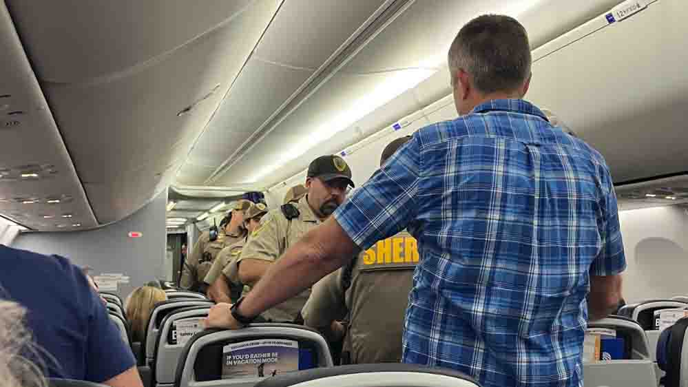 United Airlines Flight: महिला यात्री के सामने अश्लील हरकत का आरोप, बिना सजा विमान से उतरा शख्स