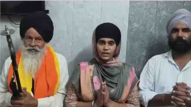 झोटा हत्याकांड में 11 दिन बाद भी पोस्टमॉर्टम नहीं, निहंगों ने पत्नी को चुनाव लड़ाने की मांग की झोटा हत्याकांड में 11 दिन बाद भी पोस्टमॉर्टम नहीं, निहंगों ने पत्नी को चुनाव लड़ाने की मांग की