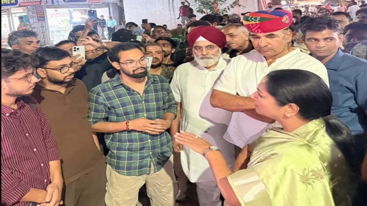 मुखर्जी नगर में छात्रों के बीच पहुंचीं CM रेखा गुप्ता, मुफ्त लाइब्रेरी से लेकर महिला सुरक्षा तक दिए निर्देश मुखर्जी नगर में छात्रों के बीच पहुंचीं CM रेखा गुप्ता, मुफ्त लाइब्रेरी से लेकर महिला सुरक्षा तक दिए निर्देश