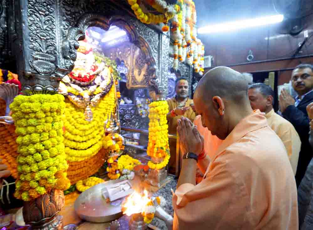सीएम योगी आदित्यनाथ ने बाबा कालभैरव और काशी विश्वनाथ के दरबार में लगाई हाजिरी
