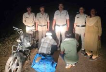 आबकारी ने मोटरसाइकिल पर शराब ले जाते हुए दो आरोपियों को पकड़ा