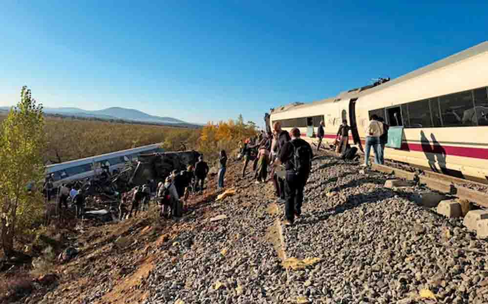 Spain Train Accident: स्पेन में ट्रेनों की भिड़ंत से मची चीख-पुकार, 39 लोगों की गई जान; राहत-बचाव जारी Spain Train Accident: स्पेन में ट्रेनों की भिड़ंत से मची चीख-पुकार, 39 लोगों की गई जान; राहत-बचाव जारी