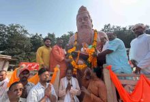 योगी सरकार का बड़ा कदम, लखनऊ में गोमती तट पर स्थापित हुई महर्षि वाल्मीकि की प्रतिमा