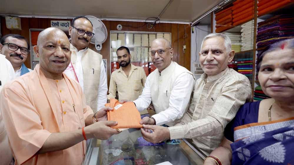 मुख्यमंत्री ने गांधी जयंती पर खादी आश्रम से की खरीदारी मुख्यमंत्री ने गांधी जयंती पर खादी आश्रम से की खरीदारी