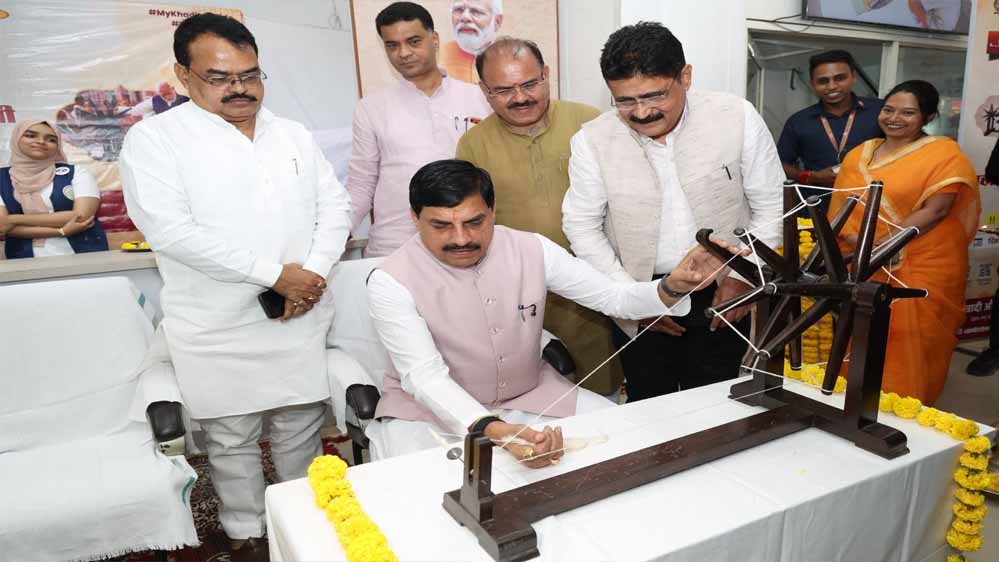 गांधी जयंती पर खादी ग्रामोद्योग भवन पहुंचे CM यादव, चरखा चलाकर दिया स्वदेशी का संदेश
