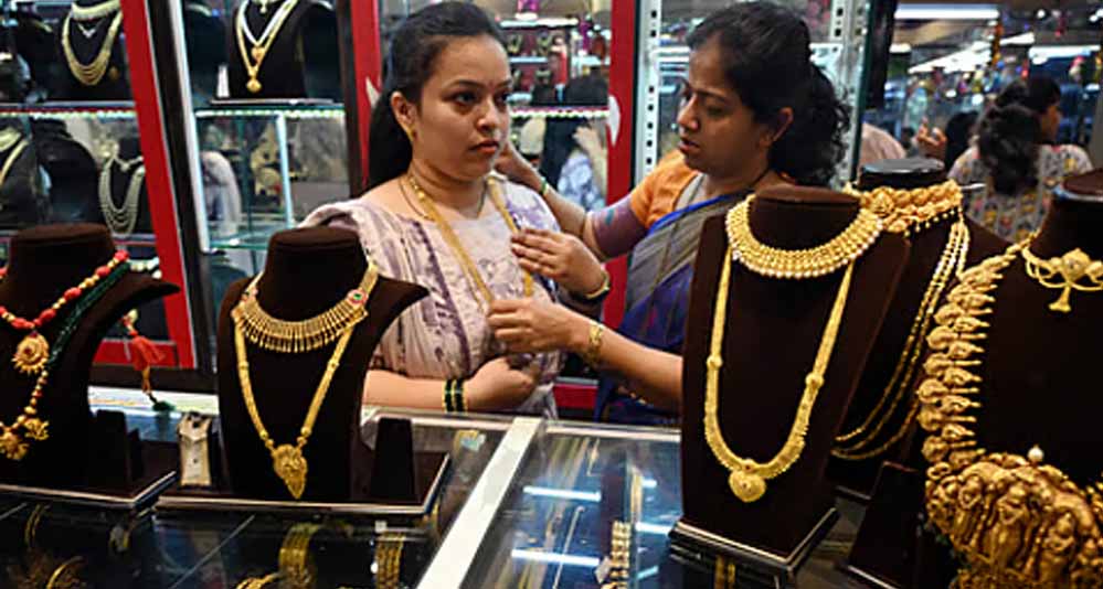Gold Price Today: ग्लोबल बाजार में सोना 3.4% फिसला, भारत में 22 और 24 कैरेट के नए रेट जारी