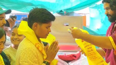 गोल्ड जीतने के बाद बागेश्वर धाम पहुंचीं क्रिकेटर क्रांति गौड़, धीरेंद्र शास्त्री से मिलीं