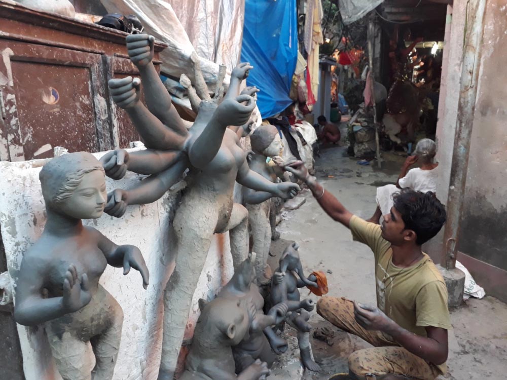 मां दुर्गा की मूर्ति बनाने में इस्तेमाल होती है सोनागाछी की मिट्टी? जानें क्या है 'पुण्य माटी' का रहस्य