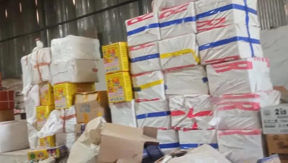 दीपावली से पहले पुलिस की बड़ी कार्रवाई, 250 से अधिक पटाखों के कर्टन जब्त
