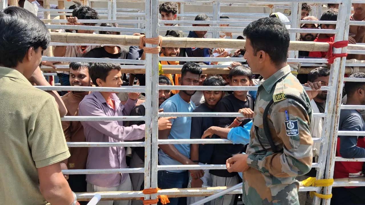 JSCA में टिकट के लिए जबरदस्त क्रेज, 700 फैंस रात में पहुंचे; महिलाओं की भी लंबी कतार