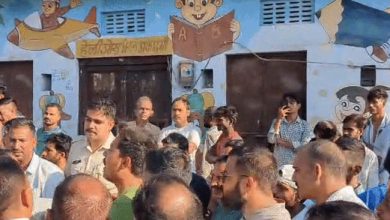 सड़क हादसे में महिला की मौत के बाद बवाल, भीड़ ने ट्रक चालक को पकड़ा और केबिन फूंका