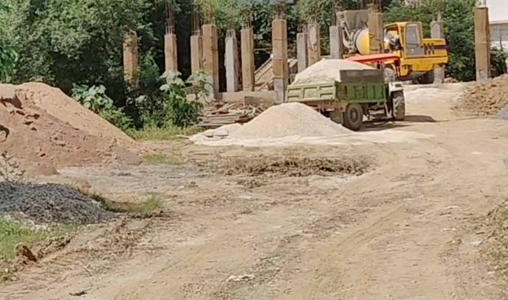 चंबल में रेत उत्खनन पर रोक के दावे खोखले? कलेक्टर कार्यालय के पीछे निर्माण में रेत इस्तेमाल का आरोप