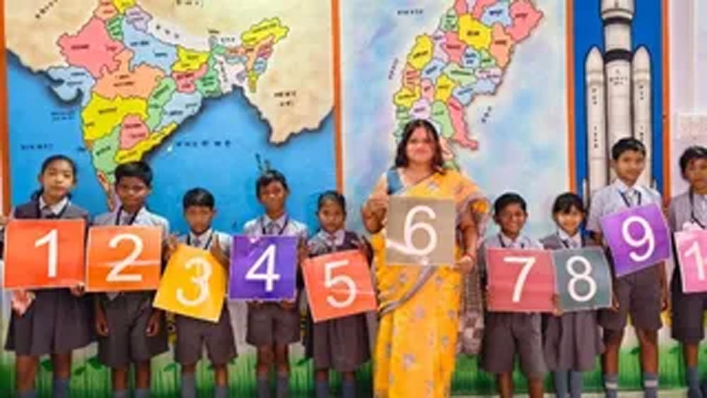 किताबों से आगे की पढ़ाई! बेकार सामान से बच्चों को पढ़ाते हैं पवन कुमार, मिला राज्य शिक्षक पुरस्कार