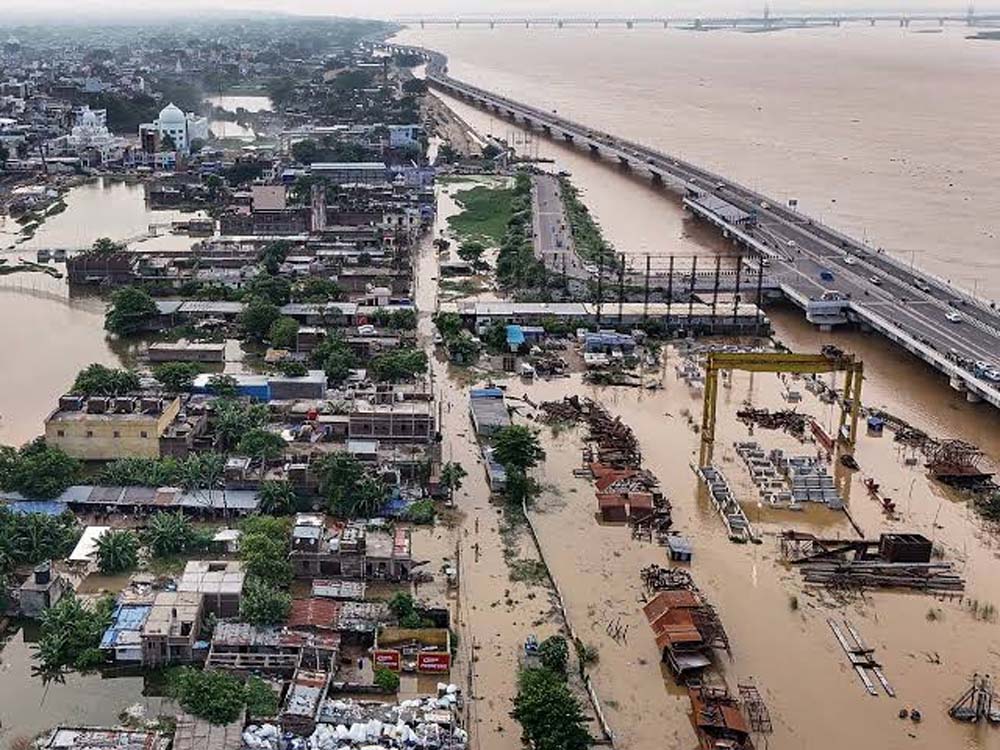 बिहार में बाढ़ से हाहाकार! गंडक समेत कई नदियां उफान पर, 20 की मौत; 19 टीमें राहत-बचाव में जुटीं बिहार में बाढ़ से हाहाकार! गंडक समेत कई नदियां उफान पर, 20 की मौत; 19 टीमें राहत-बचाव में जुटीं