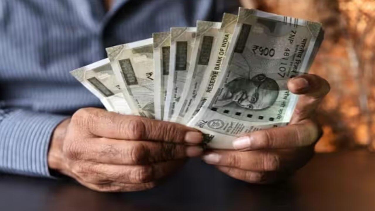 दुर्गा पूजा से पहले पेंशन भुगतान की मांग तेज, विधवा, दिव्यांग और वृद्धजन परेशान दुर्गा पूजा से पहले पेंशन भुगतान की मांग तेज, विधवा, दिव्यांग और वृद्धजन परेशान